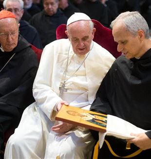 De toekomstige Leo XVI met paus Franciscus tijdens een ontmoeting van de Heilige Vader met Augustijnen in 2013 (©Catholic Press Photo)