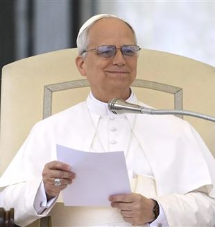 Paus Leo XIV tijdens zijn eerste audiëntie op het St. Pieters plein, Rome, 21 mei 2025 (© Ansa/Vatican Media)