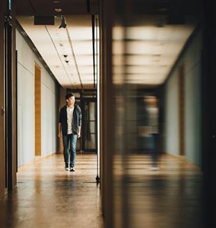 Een jongen op weg naar buiten na school (© Unsplash/Chuttersnap)