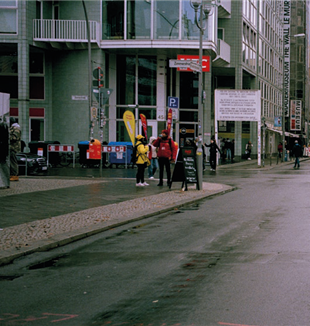 Berlijn, Checkpoint Charlie ©Markus Schreiber/AP Photo/LaPresse