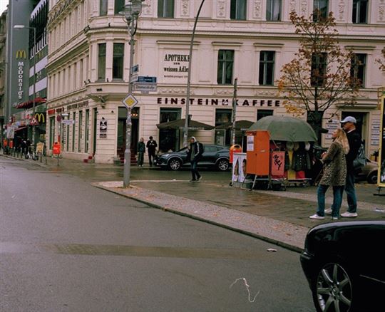 Een van de plaatsen waar ooit de Berlijnse Muur stond, het symbool van de Koude Oorlog, die op 9 november 1989 werd afgebroken. ©Francesca Mantovani/Gallimard/opale.photo/Mondadori Portfolio, 2024