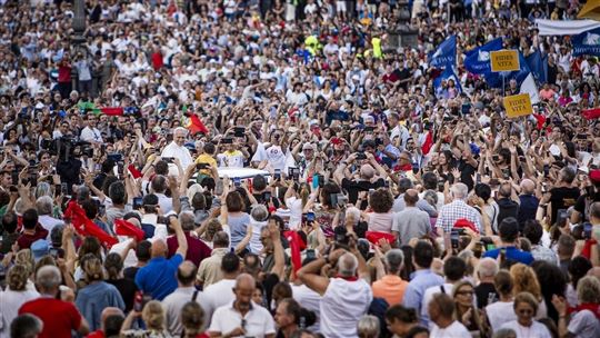 Paus Leo XIV tussen de menigte tijdens het jubileum van bewegingen, verenigingen en nieuwe gemeenschappen (© Giovanni Dinatolo/Fraternity CL)