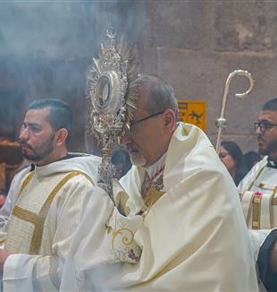 Kardinaal Pizzaballa tijdens de Corpus Christi-viering in Jeruzalem (©lpj.org)
