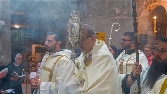 Kardinaal Pizzaballa tijdens de Corpus Christi-viering in Jeruzalem (©lpj.org)