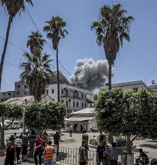 Een Israëlische aanval op Gaza-stad (©Ansa/Hamza Qraiqea/Middle East Images/abacapress.com)