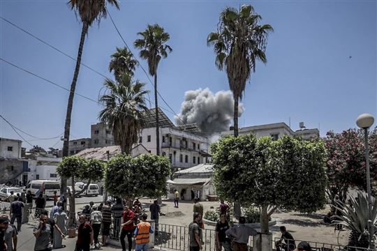 Een Israëlische aanval op Gaza-stad (©Ansa/Hamza Qraiqea/Middle East Images/abacapress.com)