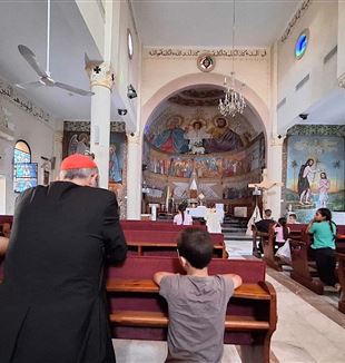 Kardinaal Pizzaballa bidt in de Kerk van de Heilige Familie in Gaza (©LPJ.org)