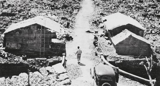 Nagasaki, gefotografeerd op 14 september 1945, iets meer dan een maand na de explosie van de atoombom die door de Verenigde Staten was gegooid.