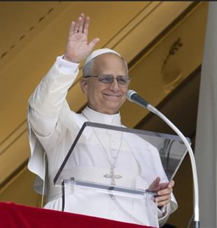 Paus Leo XIV bidt het Angelus voor op het Sint-Pietersplein op zijn 70e verjaardag (© Ansa/Vatican Media)