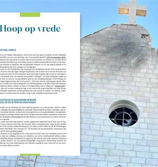 De flyer van CL. Op de achtergrond de beschadigde kerk van Gaza (©Latijns Patriarchaat van Jeruzalem)