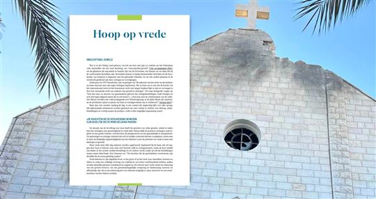 De flyer van CL. Op de achtergrond de beschadigde kerk van Gaza (©Latijns Patriarchaat van Jeruzalem)