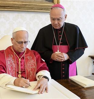 Paus Leo XIV ondertekent de apostolische exhortatie “Dilexi te” (© Catholic Press Photo)