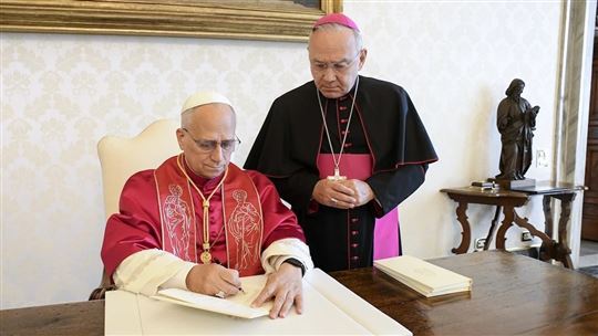 Paus Leo XIV ondertekent de apostolische exhortatie “Dilexi te” (© Catholic Press Photo)