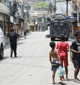 Enkele voorbijgangers en kinderen kijken toe wat er gebeurd is op Praça São Lucas (© Ansa/Epa/Antonio Lacerda)