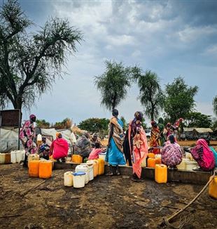 Een groep mensen wacht op water (© Ansa/World Food Programme/Xinhua via ZUMA Press)
