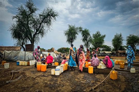 Een groep mensen wacht op water (© Ansa/World Food Programme/Xinhua via ZUMA Press)