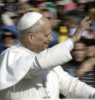 Paus Leo XIV arriveert op het Sint-Pietersplein voor een audiëntie met onderwijzers (©Alessia Giuliani / Catholic Press Photo)