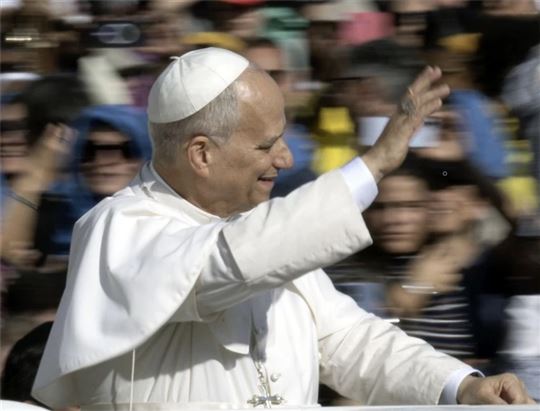 Paus Leo XIV arriveert op het Sint-Pietersplein voor een audiëntie met onderwijzers (©Alessia Giuliani / Catholic Press Photo)