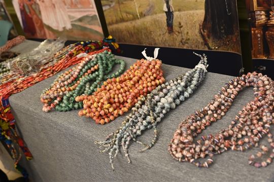 Halskettingen gemaakt door Oegandese vrouwen (© Olga Dubjaghina)