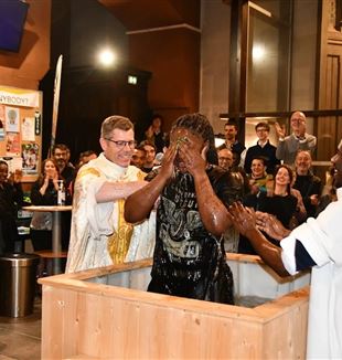 De doop van een jonge vrouw in Grenoble