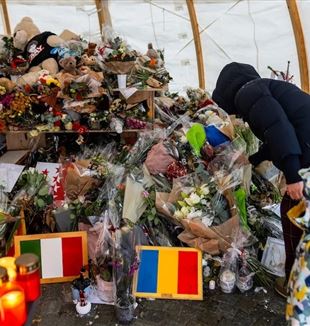 Crans-Montana, bloemen voor de tragedie op oudejaarsavond (Ansa/Philipp von Ditfurth/dpa)