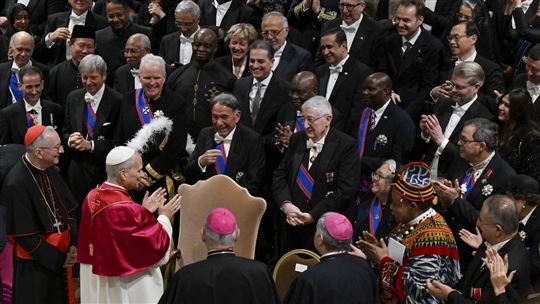 Paus Leo XIV tijdens een audiëntie met het bij de Heilige Stoel geaccrediteerde corps diplomatique (@ Vatican Media / Catholic Press Photo)