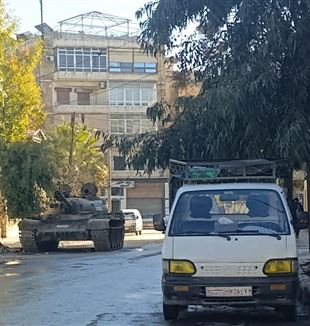 Een tank in de straten van Aleppo