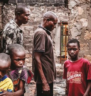 Een detail van de omslagfoto: overlevenden uit het dorp Yelwata, Nigeria (© Carlo Cozzoli)