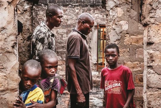 Een detail van de omslagfoto: overlevenden uit het dorp Yelwata, Nigeria (© Carlo Cozzoli)