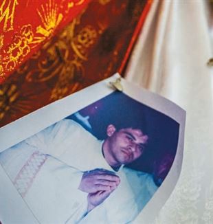 Een foto van bisschop Rolando Álvarez. Hij bracht meer dan een jaar door in de gevangenis voordat hij naar Vaticaanstad werd verbannen (© Inti Ocon/AP Photo/LaPresse).