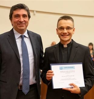Pater Mateusz Rachwalski met Davide Prosperi, voorzitter van de Fraterniteit van CL, tijdens de prijsuitreiking voor het beste proefschrift over de figuur en het werk van don Giussani (© Massimo Quattrucci/Fraterniteit van CL)