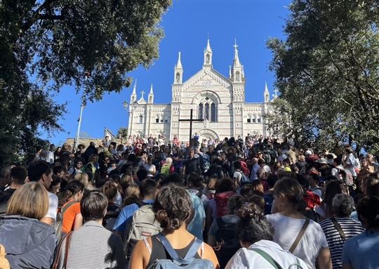 De menigte jongeren tijdens de bedevaart naar het heiligdom van Montallegro, die elk jaar de herinnering aan Marco Gallo levend houdt