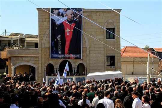 De begrafenis van pater Pierre El Raii in Qlaaya, Libanon (©Ansa/Stringer/dpa)
