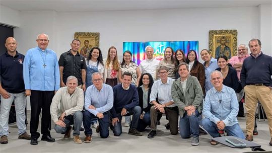 Aartsbisschop Biord Castillo met leken uit verschillende katholieke bewegingen en verenigingen in Venezuela