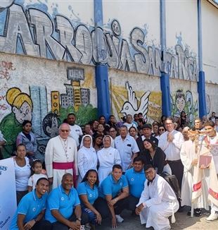 Aartsbisschop Biord Castillo met parochianen