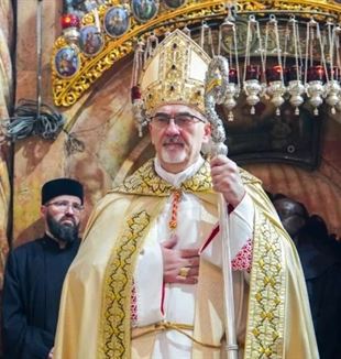 Kardinaal Pizzaballa tijdens de paasmis in Jeruzalem