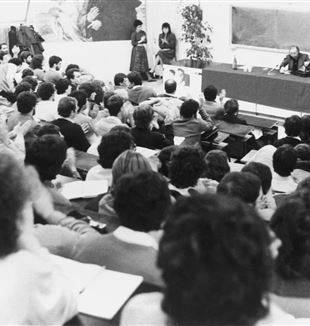 Don Giussani tijdens een bijeenkomst in de jaren tachtig (© Fraternità CL/Federico Brunetti)