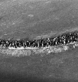 Universiteitsstudenten lopen de kruisweg met don Giussani, 1976 (© Fraternità di CL)