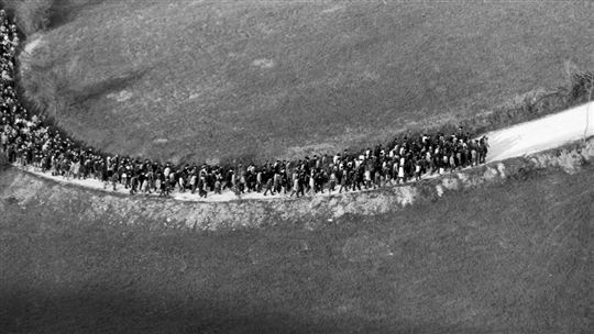 Universiteitsstudenten lopen de kruisweg met don Giussani, 1976 (© Fraternità di CL)