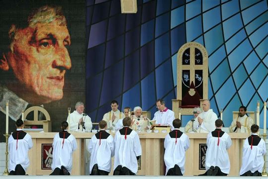 Henry Newman (Foto: ANSA) Paus Benedictus XVI viert de mis ter gelegenheid van de zaligverklaring van de eerbiedwaardige kardinaal John Henry Newman in Cofton Park in Rednal, Birmingham, op 19 september 2010. De apostolische reis van de paus naar het Verenigd Koninkrijk vond plaats ter gelegenheid van de zaligverklaring van kardinaal John Henry Newman en duurde van 16 tot 19 september 2010. ANSA/CLAUDIO ONORATI