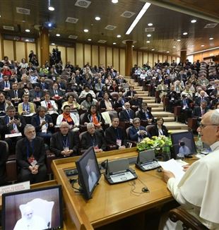 Paus Leo XIV spreekt de verantwoordelijken van verenigingen van gelovigen, kerkelijke bewegingen en nieuwe gemeenschappen toe (© Ansa/Vatican Media)