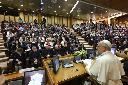Paus Leo XIV spreekt de verantwoordelijken van verenigingen van gelovigen, kerkelijke bewegingen en nieuwe gemeenschappen toe (© Ansa/Vatican Media)
