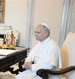 Paus Leo XIV ondertekent zijn eerste encycliek, ‘Magnifica humanitas’ (© Vatican News/Catholic Press Photo)