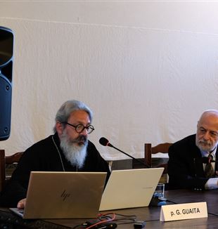 Adriano Dell'Asta, rechts, met pater Ioann Guaita tijdens zijn toespraak (©Russia Cristiana)