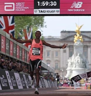 Sebastian Sawe komt in 1:59:30 over de finish bij de marathon van Londen: hij is de eerste man die de grens van twee uur doorbreekt (@ Neil Hall/EPA/ANSA)