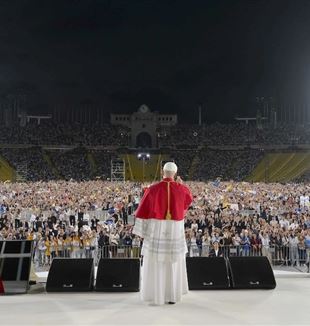 Paus Leo XIV tijdens de gebedswake met jongeren in Barcelona, dinsdag 9 juni (© Ansa/Vatican Media)