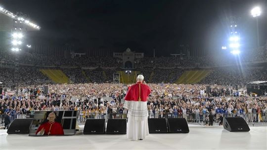 Paus Leo XIV tijdens de gebedswake met jongeren in Barcelona, dinsdag 9 juni (© Ansa/Vatican Media)