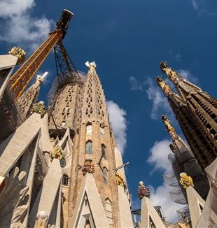 De toren in aanbouw bij de basiliek Sagrada Família in Barcelona (© Eric Renom/LaPresse)