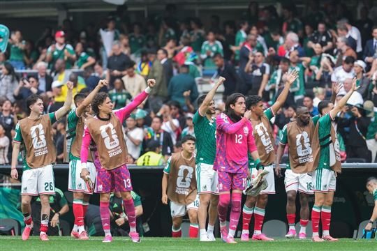 Het Mexicaanse nationale elftal viert zijn overwinning op Zuid-Afrika in de openingswedstrijd van het WK (© Ansa/Alexandra Fechete/Sport Press Photo via ZUMA Press)