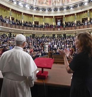 Paus Leo XIV wordt tijdens zijn apostolische reis naar Spanje toegejuicht door het Congres van Afgevaardigden in Madrid (© Ansa/Vatican Media)